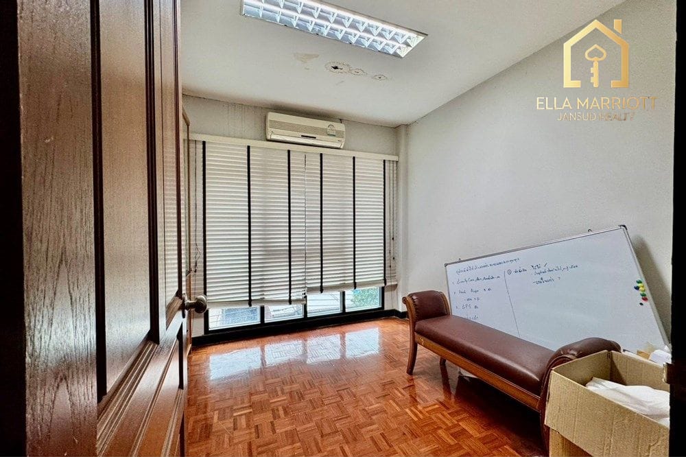 "Prime Bangkok Townhouse: Space & Potential!" 15