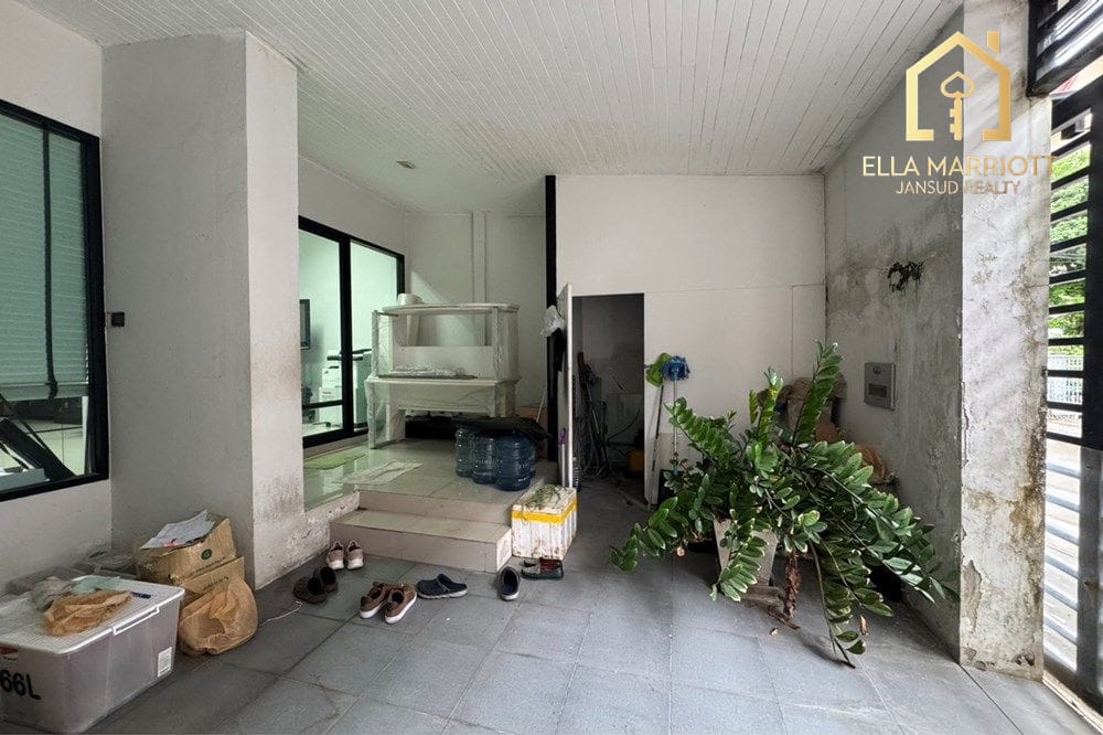 "Prime Bangkok Townhouse: Space & Potential!" 2