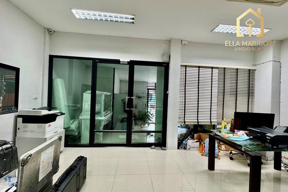 "Prime Bangkok Townhouse: Space & Potential!" 3