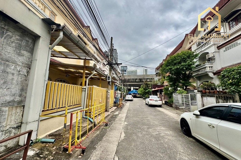 "Prime Bangkok Townhouse: Space & Potential!" 4