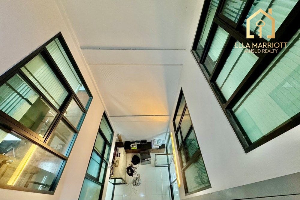 "Prime Bangkok Townhouse: Space & Potential!" 5