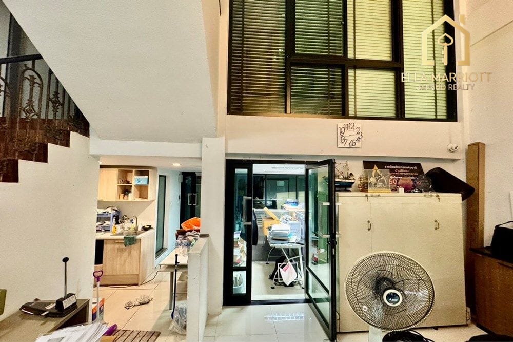 "Prime Bangkok Townhouse: Space & Potential!" 6