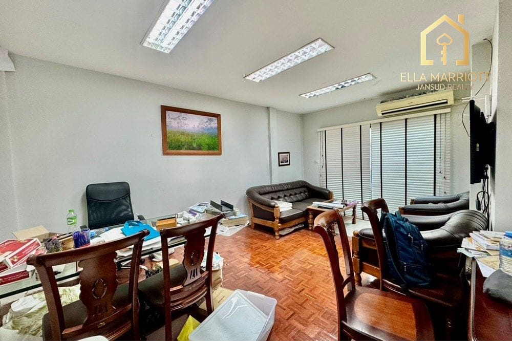 "Prime Bangkok Townhouse: Space & Potential!" 7