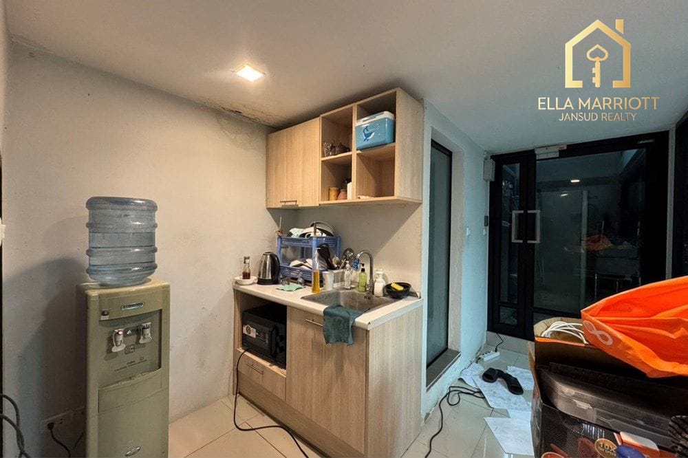 "Prime Bangkok Townhouse: Space & Potential!" 8