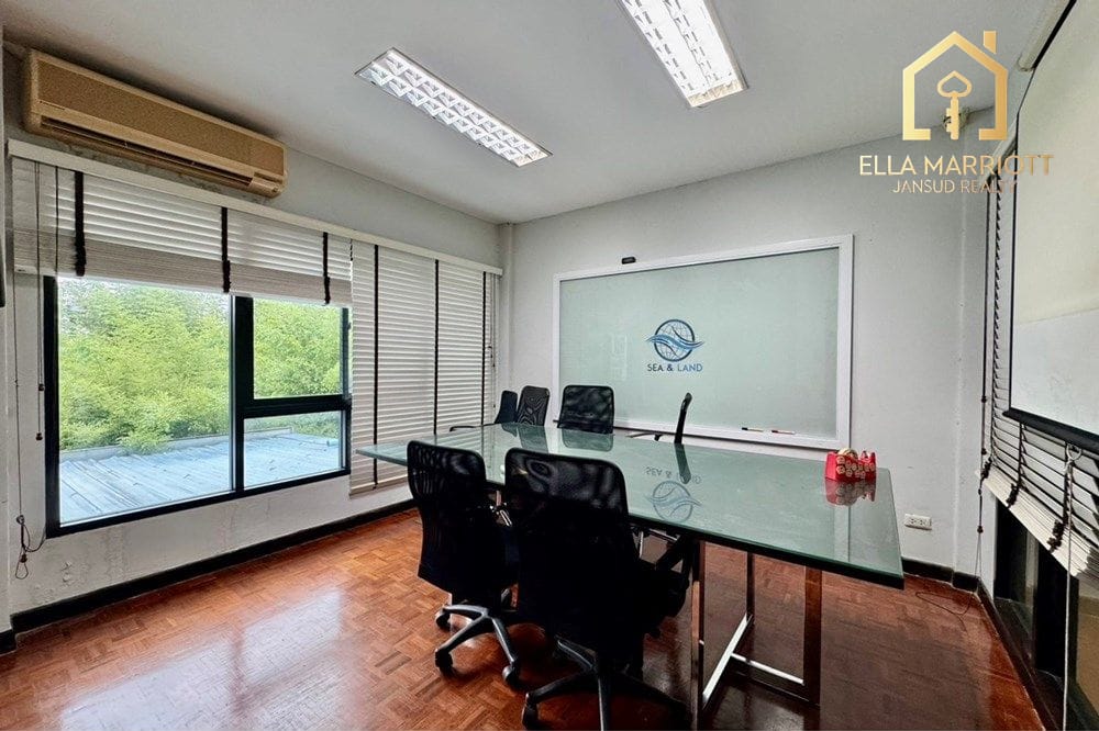 "Prime Bangkok Townhouse: Space & Potential!" 9