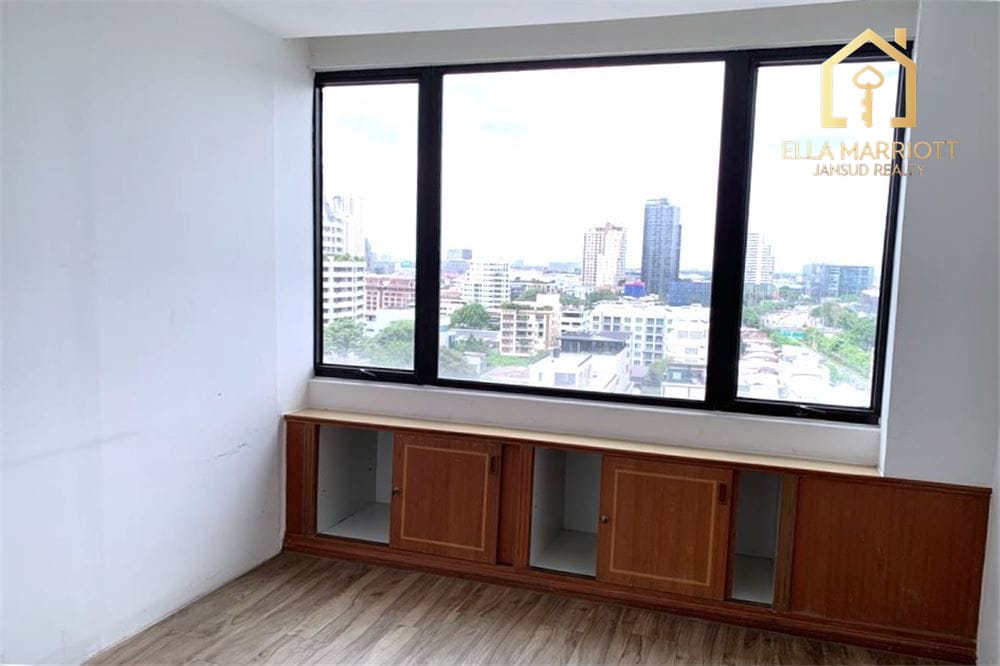 Prime Sukhumvit Office - 257 sqm, Great Location! 17