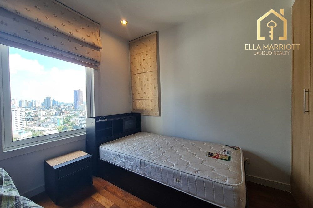 Prime 2BR Corner Condo in Sukhumvit – 10 Mins Walk to BTS Phrom Phong & EmQuartier 10