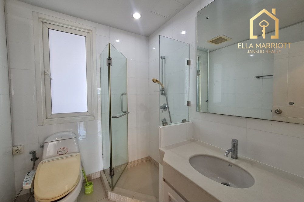 Prime 2BR Corner Condo in Sukhumvit – 10 Mins Walk to BTS Phrom Phong & EmQuartier 12