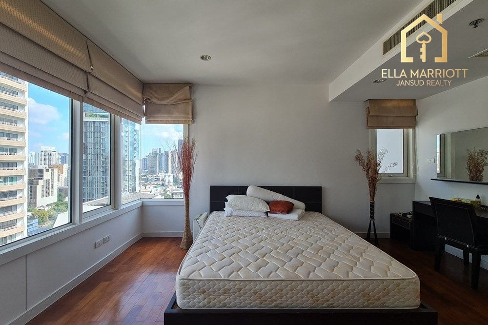 Prime 2BR Corner Condo in Sukhumvit – 10 Mins Walk to BTS Phrom Phong & EmQuartier 6