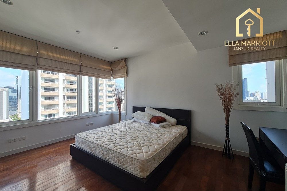 Prime 2BR Corner Condo in Sukhumvit – 10 Mins Walk to BTS Phrom Phong & EmQuartier 7