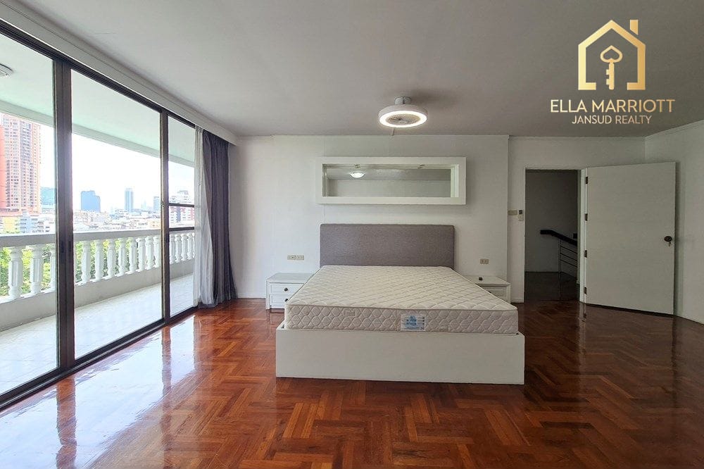 Pet-Friendly Duplex Apartment | Spacious with Open Views 11