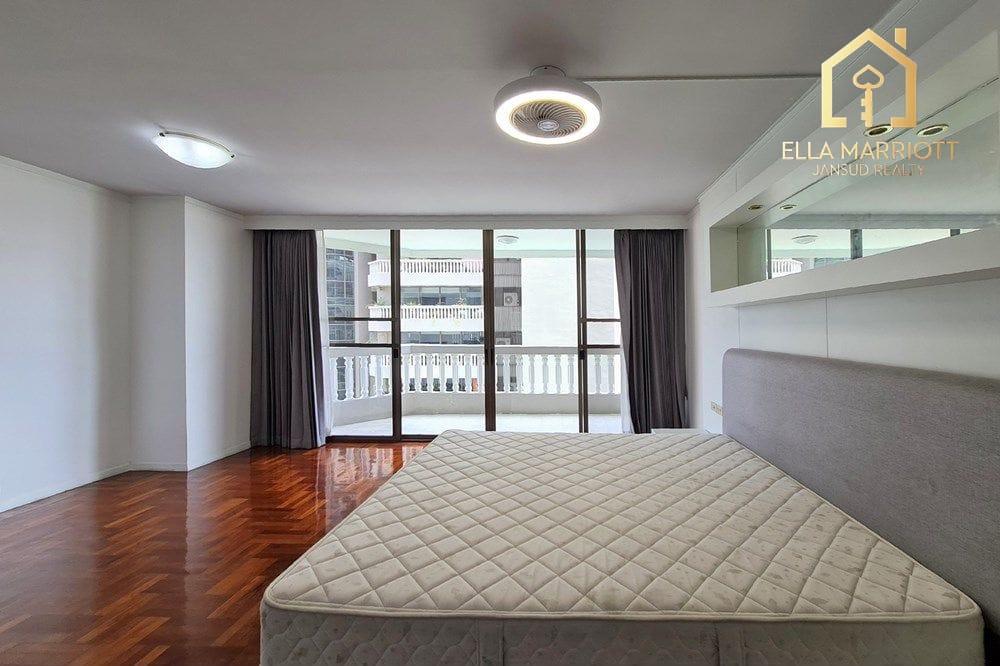 Pet-Friendly Duplex Apartment | Spacious with Open Views 12