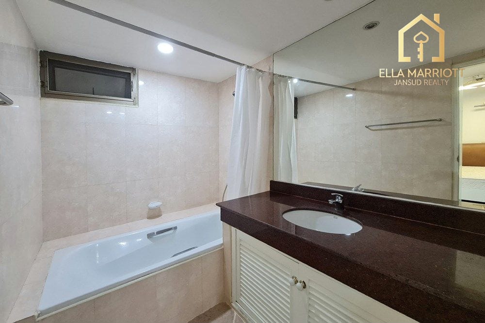 Pet-Friendly Duplex Apartment | Spacious with Open Views 13
