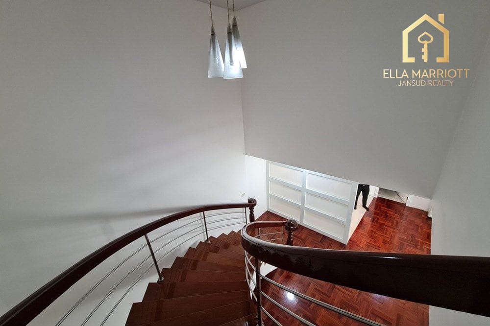 Pet-Friendly Duplex Apartment | Spacious with Open Views 19