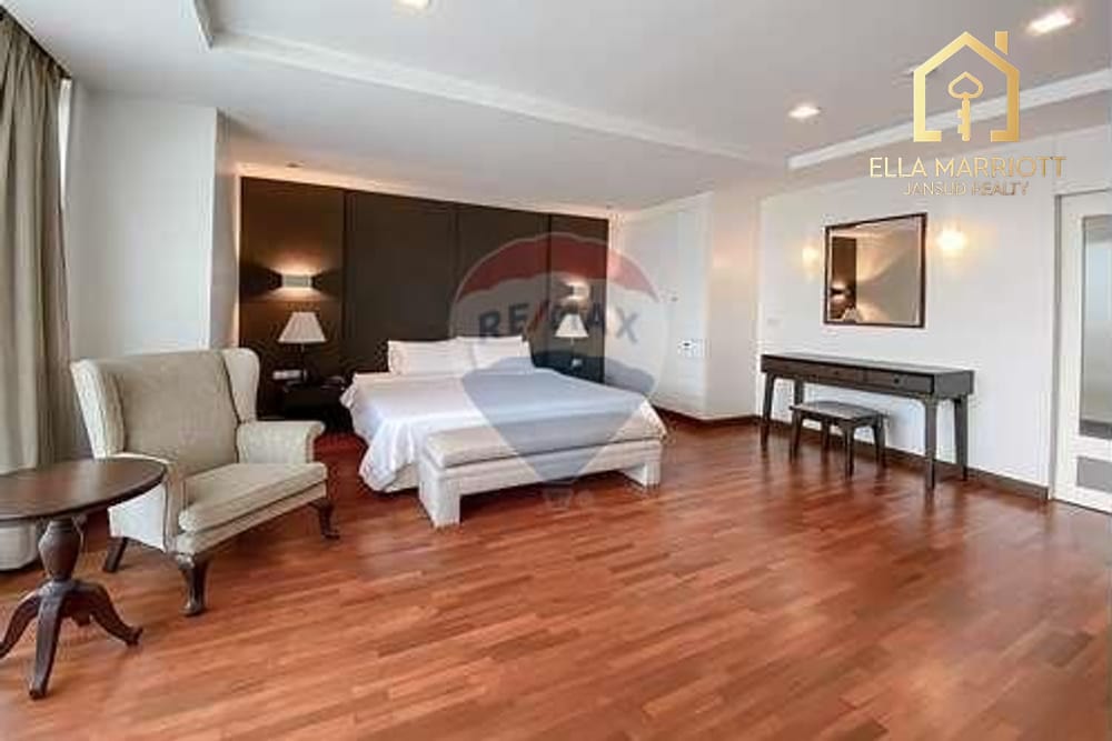 Newly Renovated 2-Bed Condo at Newton Tower - 4 Min Walk to BTS Nana 4