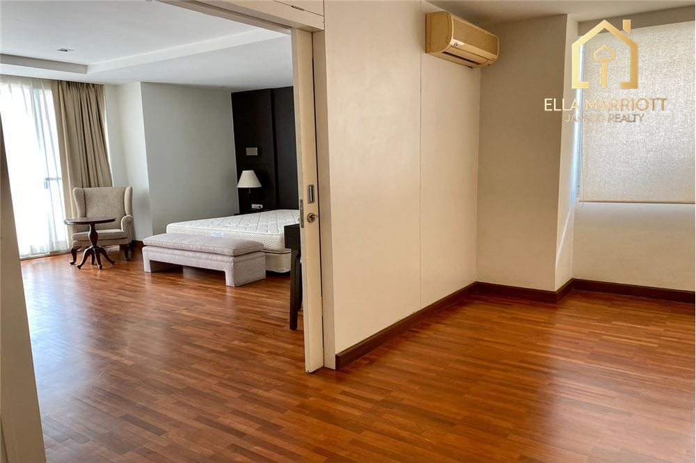 Newly Renovated 2-Bed Condo at Newton Tower - 4 Min Walk to BTS Nana 5