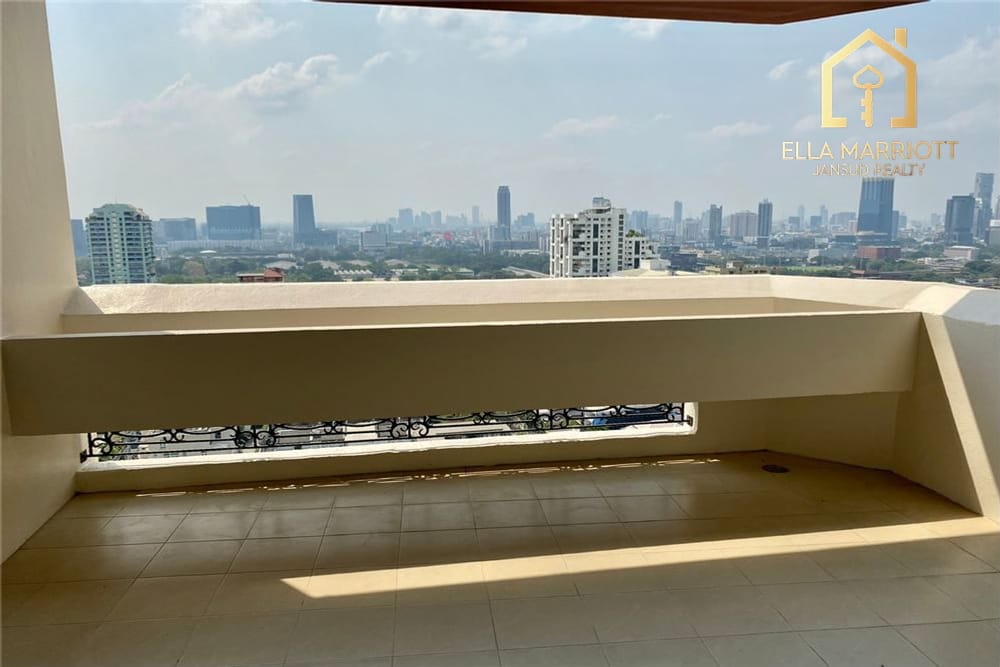 Newly Renovated 2-Bed Condo at Newton Tower - 4 Min Walk to BTS Nana 6