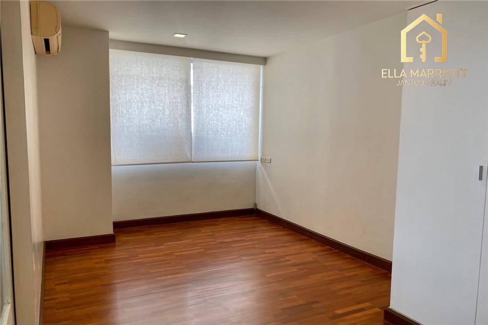 Newly Renovated 2-Bed Condo at Newton Tower - 4 Min Walk to BTS Nana 7