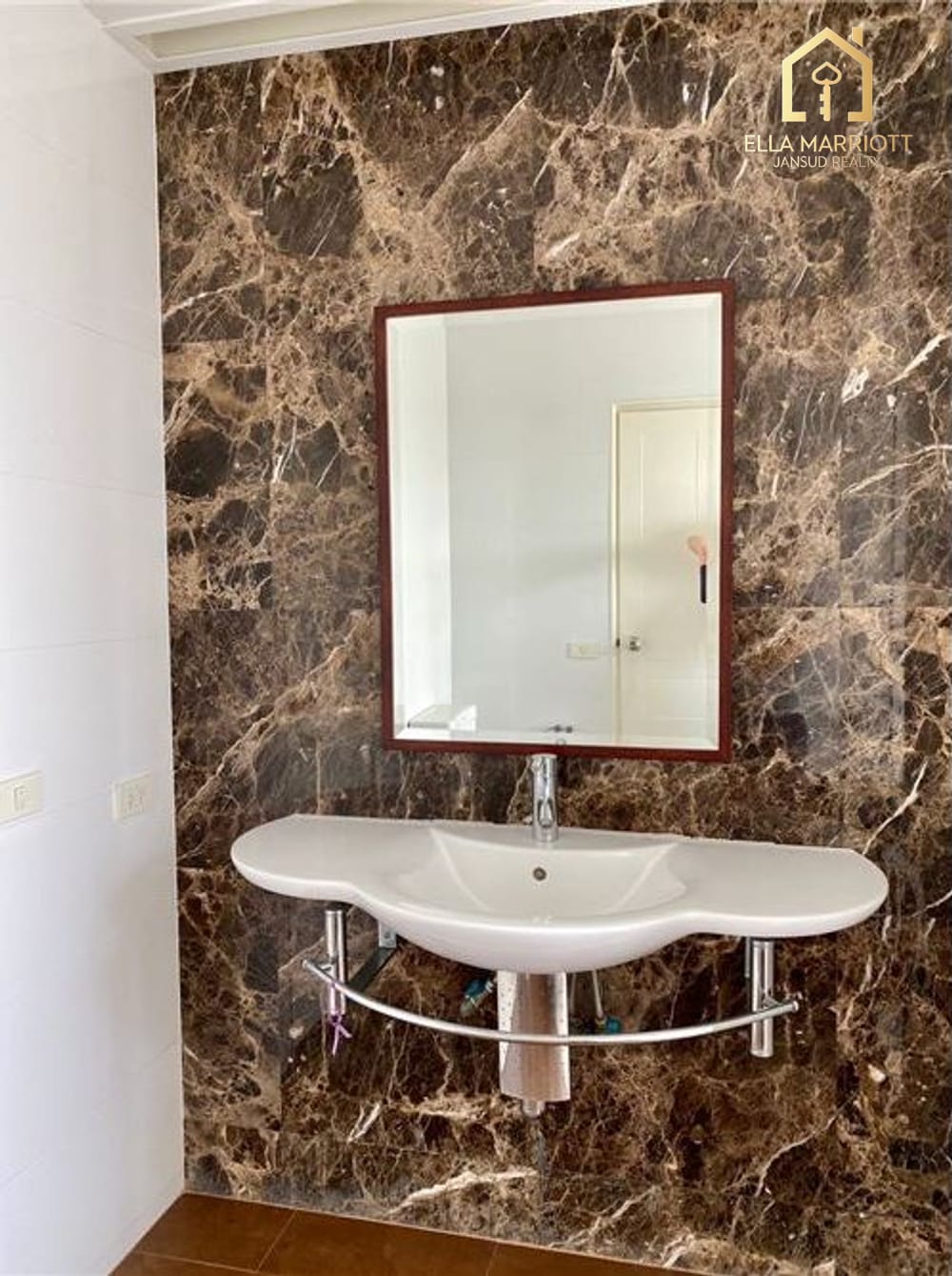 Newly Renovated 2-Bed Condo at Newton Tower - 4 Min Walk to BTS Nana 8