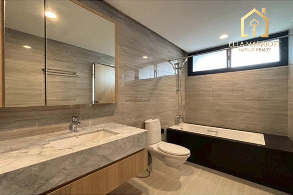 Renovated 280sqm 3BR | Steps to BTS Phrom Phong & EmQuartier 10