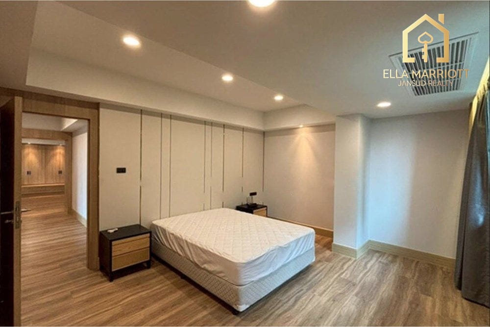 Renovated 280sqm 3BR | Steps to BTS Phrom Phong & EmQuartier 11
