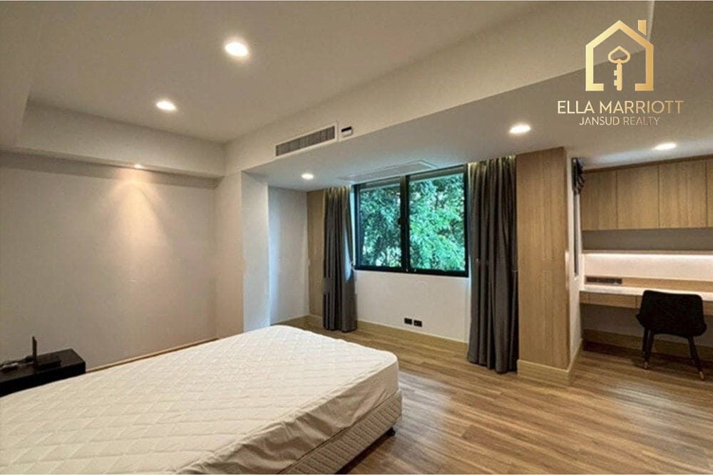Renovated 280sqm 3BR | Steps to BTS Phrom Phong & EmQuartier 12