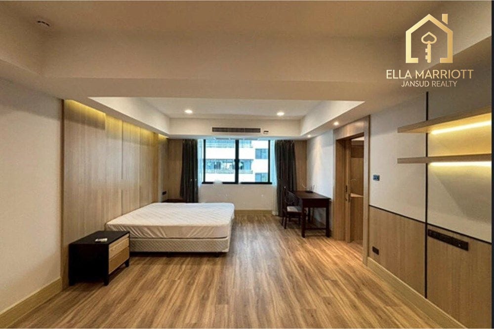Renovated 280sqm 3BR | Steps to BTS Phrom Phong & EmQuartier 14