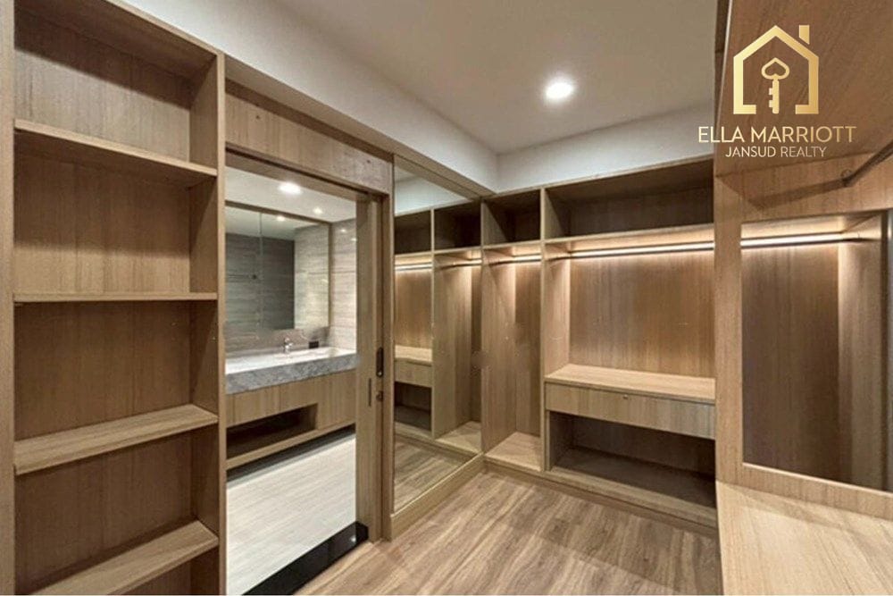 Renovated 280sqm 3BR | Steps to BTS Phrom Phong & EmQuartier 17