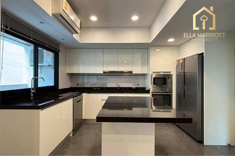 Renovated 280sqm 3BR | Steps to BTS Phrom Phong & EmQuartier 6