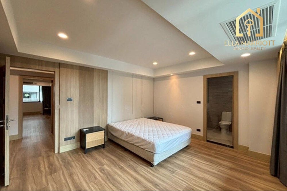 Renovated 280sqm 3BR | Steps to BTS Phrom Phong & EmQuartier 8