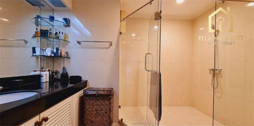 Mietwohnung mit 3 Schlafzimmern und 2 Wohnzimmern in Sukhumvit 30 12