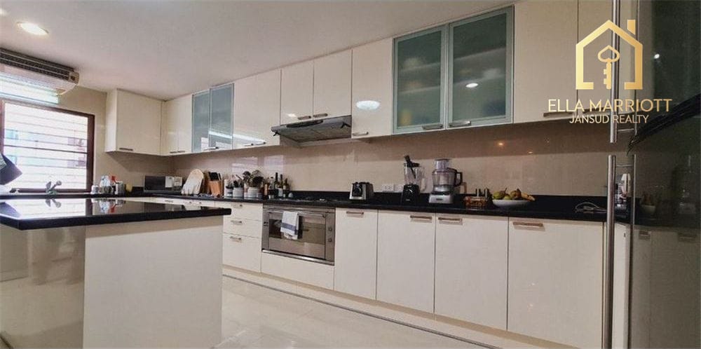 Mietwohnung mit 3 Schlafzimmern und 2 Wohnzimmern in Sukhumvit 30 7