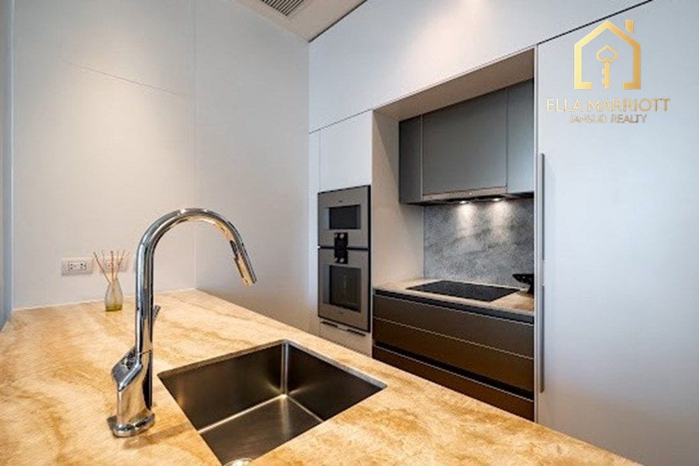 Luxurious Bangkok Condo: Prime Urban Living 6