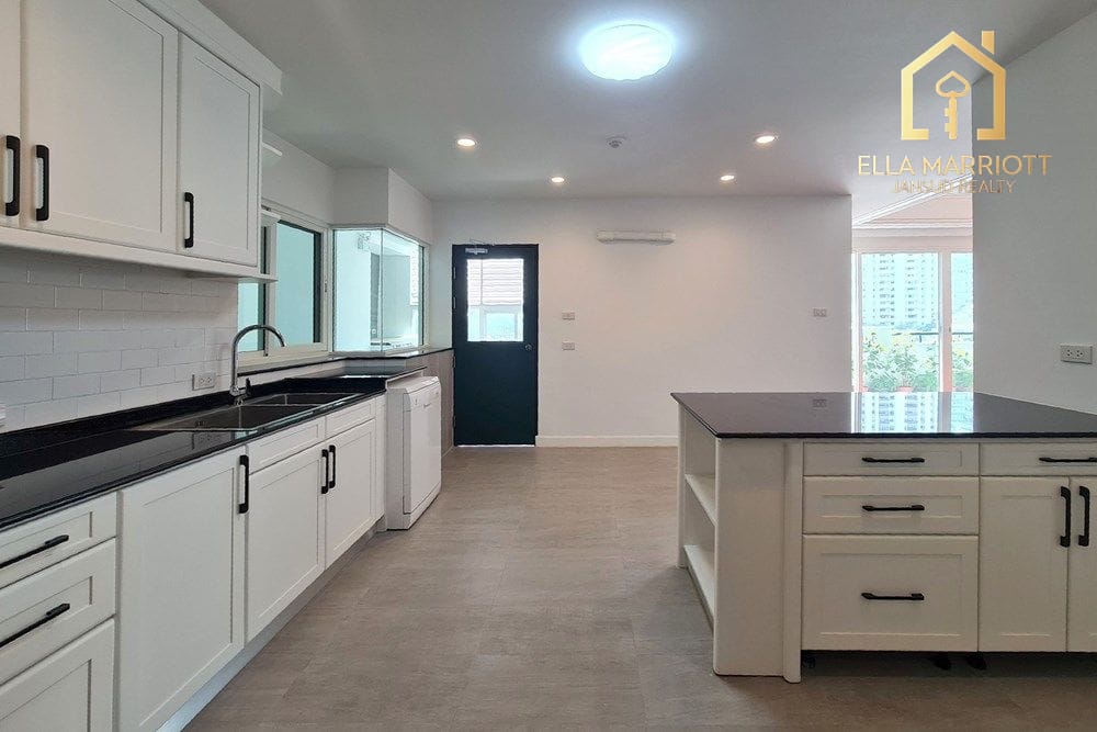 Rent 190K | 380sqm 4BR 4BA 6th Fl | Huge Lanai Balcony | Sukhumvit 26 5