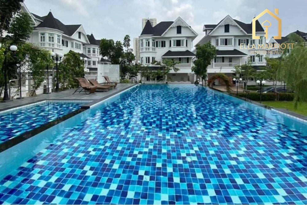 5-Bedroom Villa at Fantasia Villa 4 Bangna - 500m to MRT Sri Iam 17