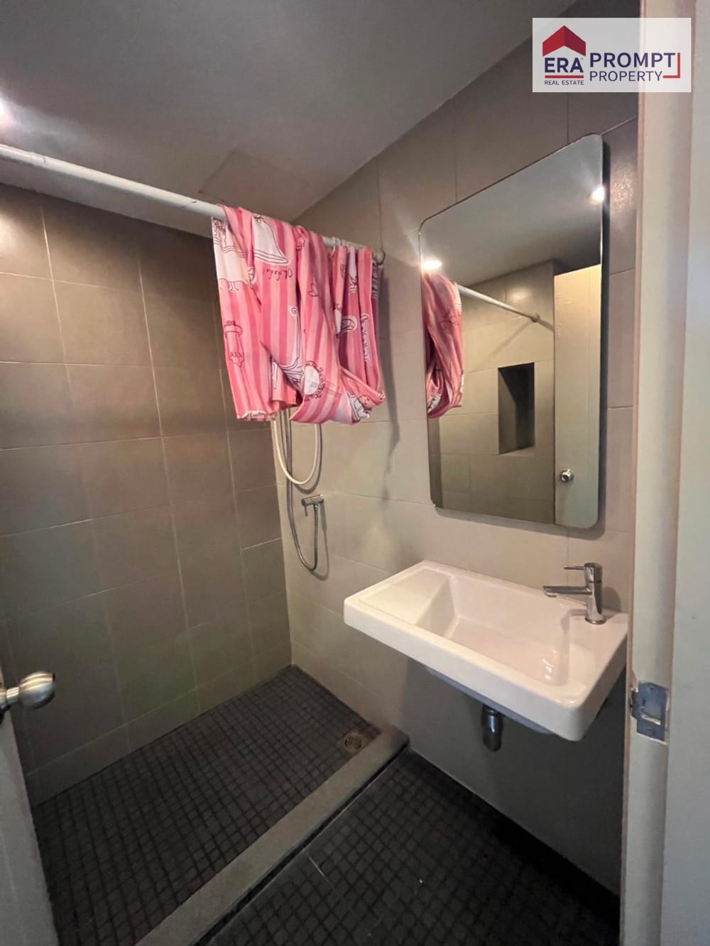 Condo for Sale: Elio Del Ray – Start your new life in a prime Sukhumvit 64 location. Beautiful, ready-to-move-in unit at an affordable price. Enjoy a peaceful atmosphere with full facilities for a simple yet fulfilling lifestyle. 14
