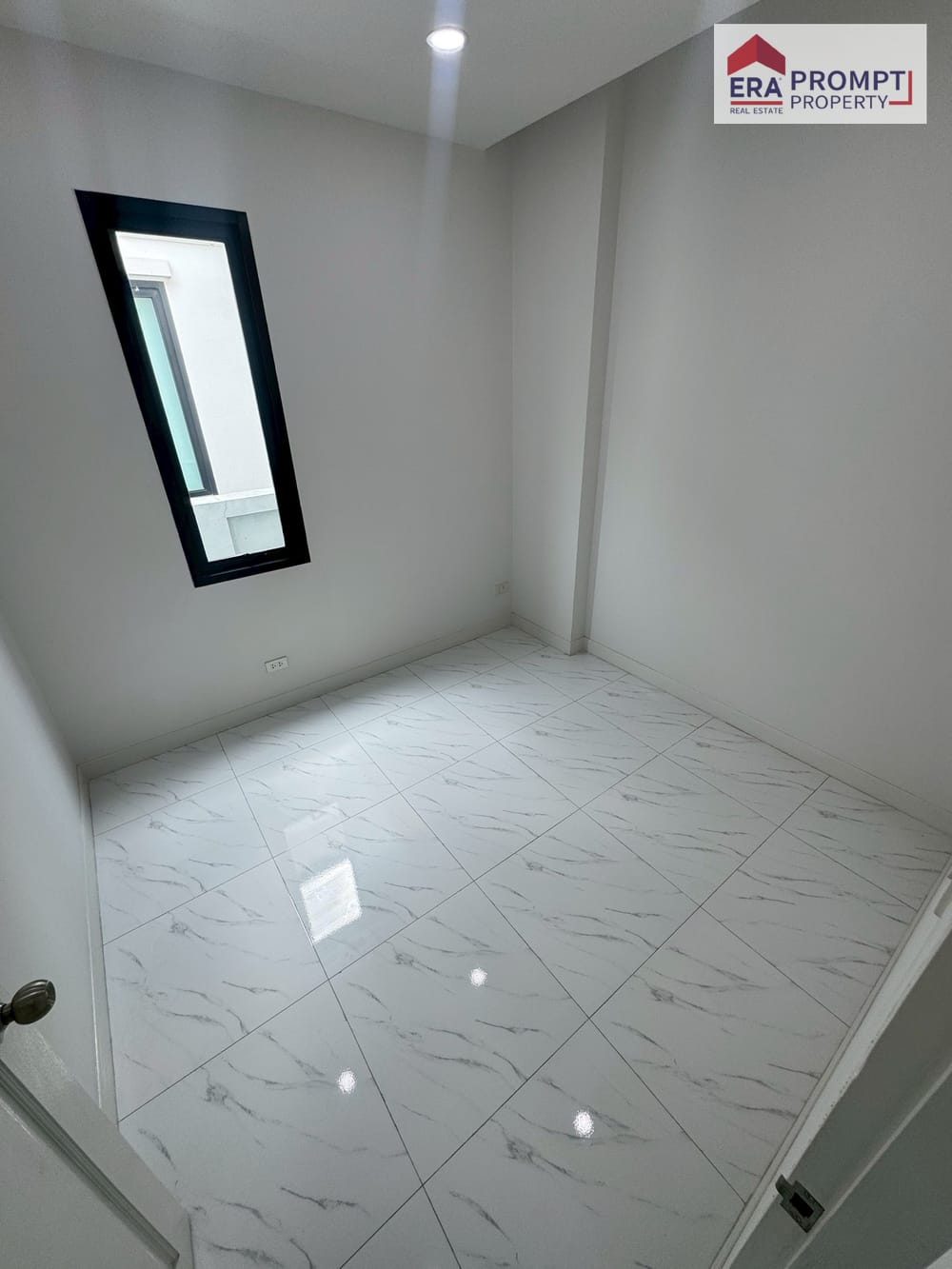 Property Code: Khlong Sam Wa -0001 ✨ Single-Storey Detached House for Sale – D House Project, Soi Pracharuamjai 57 A peaceful residential location with easy access, ideal for families seeking a move-in-ready home. Convenient to markets, shops, schools, a 2