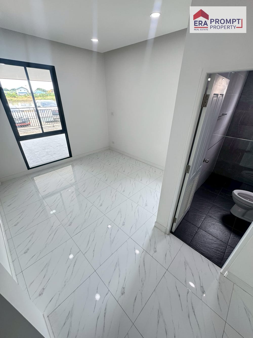 Property Code: Khlong Sam Wa -0001 ✨ Single-Storey Detached House for Sale – D House Project, Soi Pracharuamjai 57 A peaceful residential location with easy access, ideal for families seeking a move-in-ready home. Convenient to markets, shops, schools, a 5