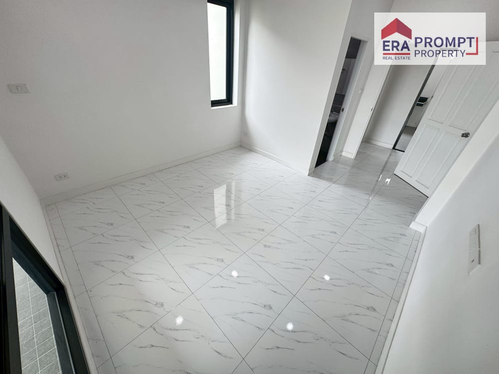 Property Code: Khlong Sam Wa -0001 ✨ Single-Storey Detached House for Sale – D House Project, Soi Pracharuamjai 57 A peaceful residential location with easy access, ideal for families seeking a move-in-ready home. Convenient to markets, shops, schools, a 4