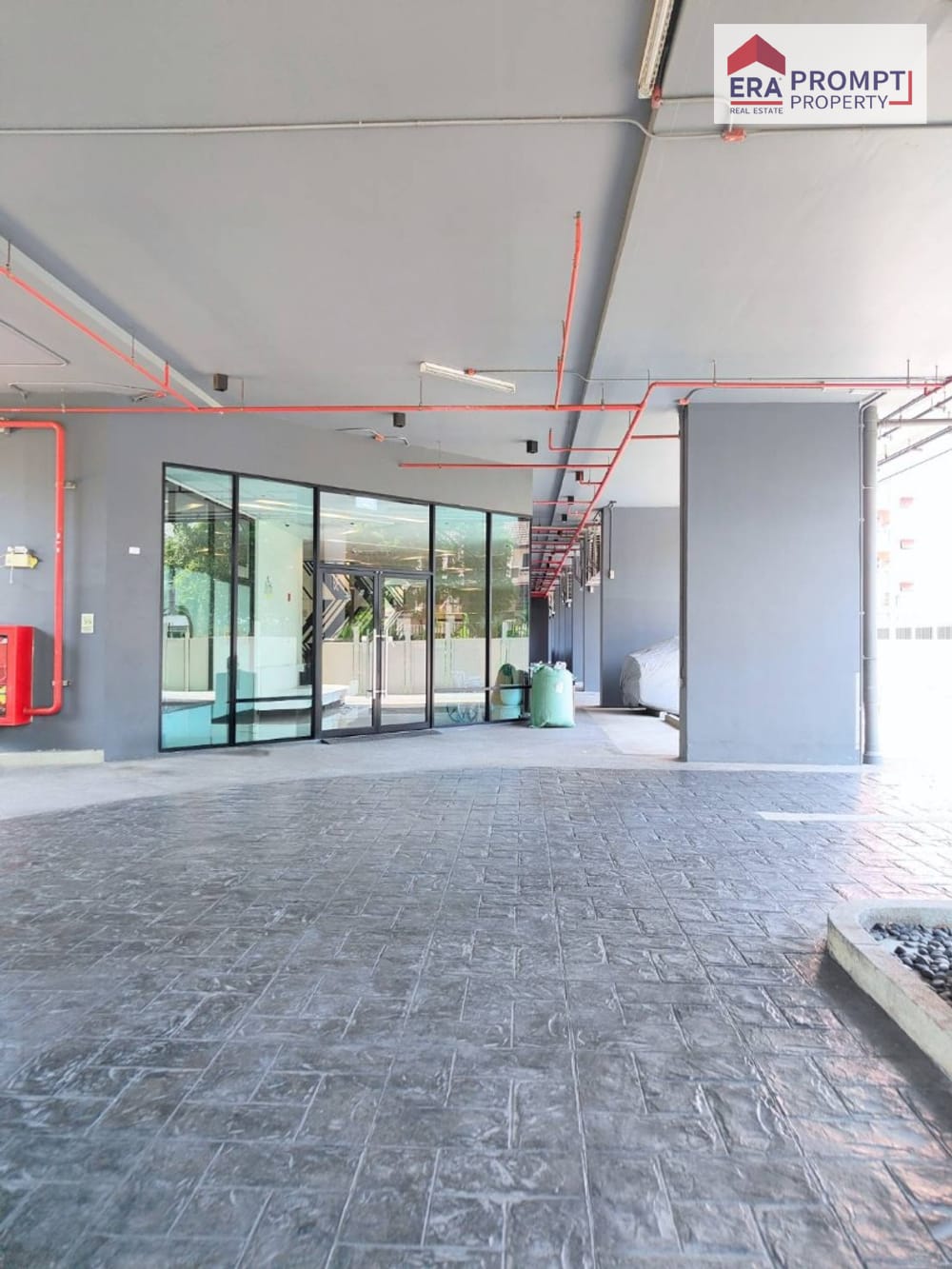 For Sale: Niche MONO Ramkhamhaeng Condominium Experience elevated living with one of the largest facility zones in Ramkhamhaeng — designed for every lifestyle. Bright, airy corner unit with modern design, relaxing atmosphere, and a beautiful open view. 28
