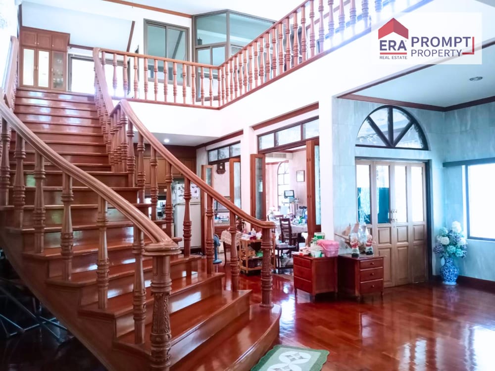 Spacious 11-Bedroom House for Sale 5
