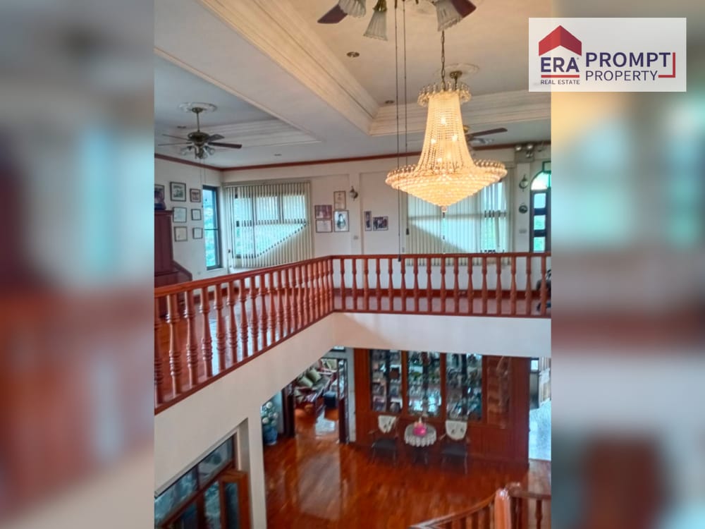 Spacious 11-Bedroom House for Sale 7