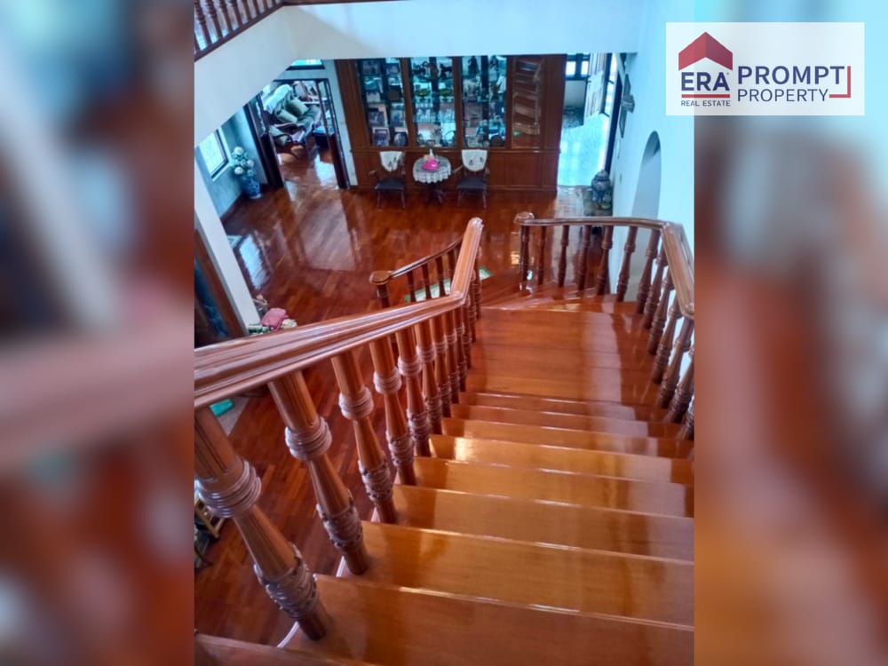 Spacious 11-Bedroom House for Sale 9