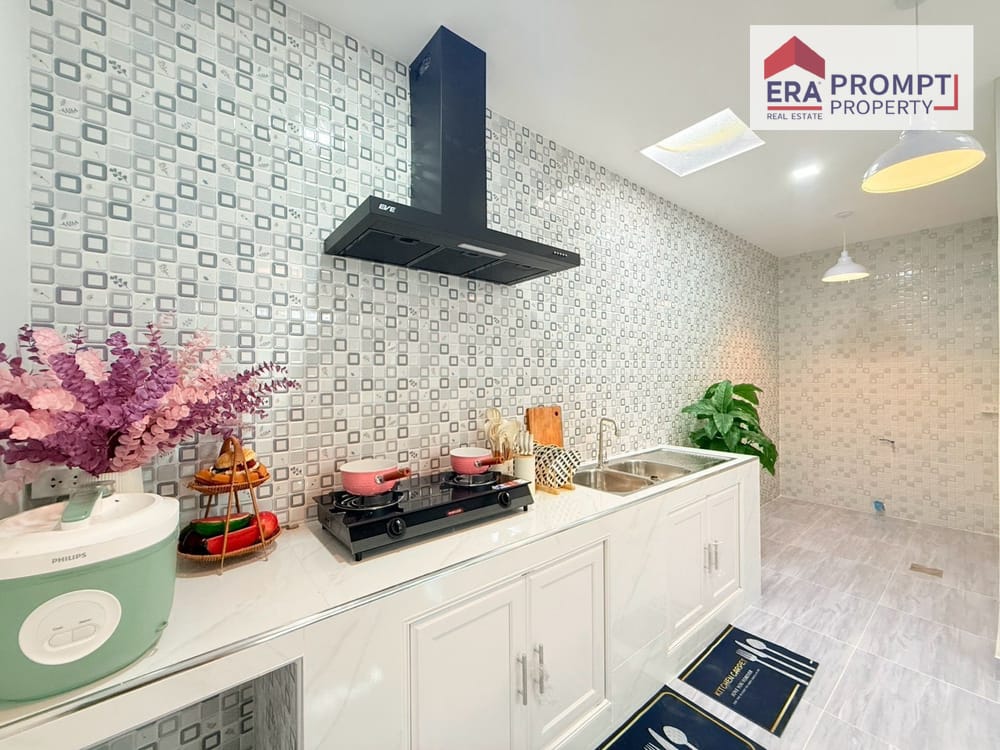  Spacious 5-Bedroom Renovated House, Ready to Move In | KC Garden Home 9 9