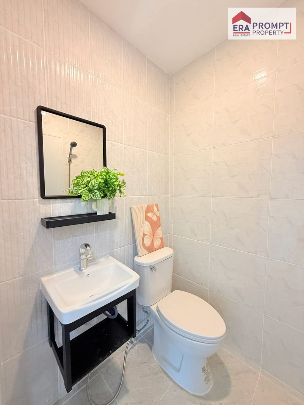  Spacious 5-Bedroom Renovated House, Ready to Move In | KC Garden Home 9 16