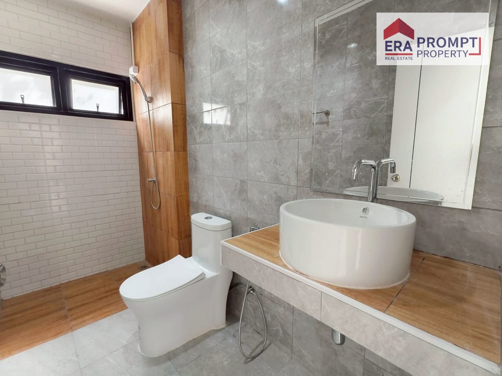 🏡✨ Beautiful Ready-to-Move-In Home! Just Bring Your Bags! Newly Renovated Minimalist Twin House 5.39 Million 6