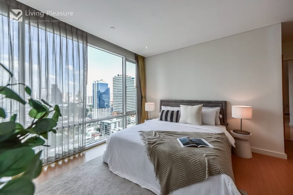 2-Bedroom Pet-Friendly Condo for Rent I Fullerton Sukhumvit I Near BTS Ekkamai 13