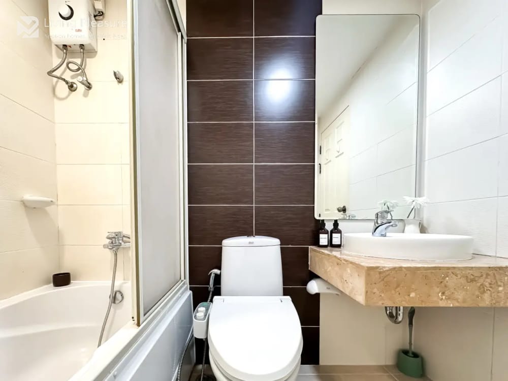 Lumpini Suite Sukhumvit 41 | Spacious 2-Bedroom Apartment | Ultra-Fast WiFi | Private Pool | Phrom Phong 25