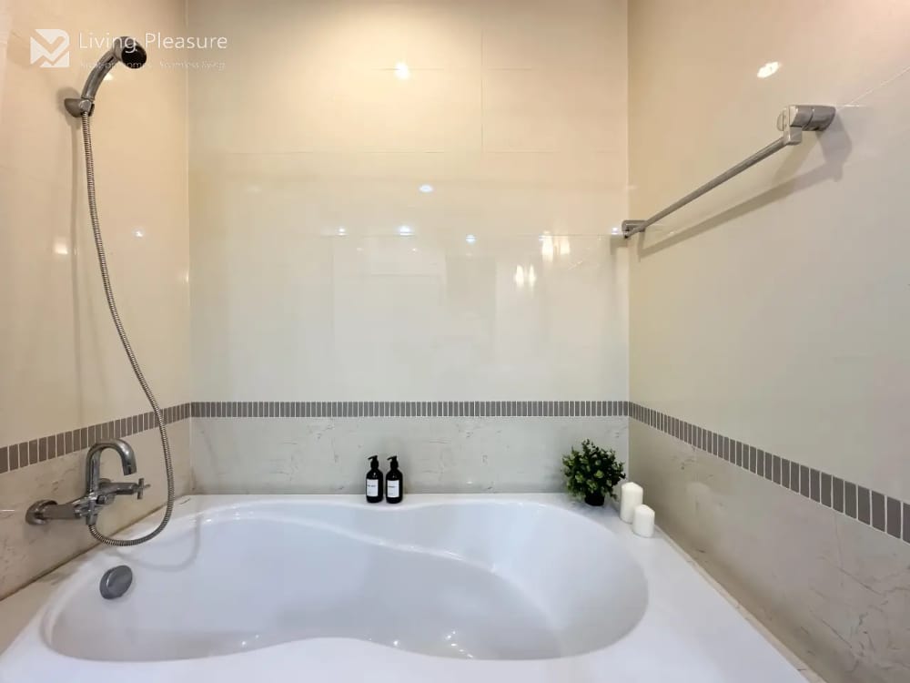 Modern 1-Bedroom High-Rise Apartment | Ultra-Fast WiFi | Central Ratchathewi | Sauna, Gym &amp; Pool 18
