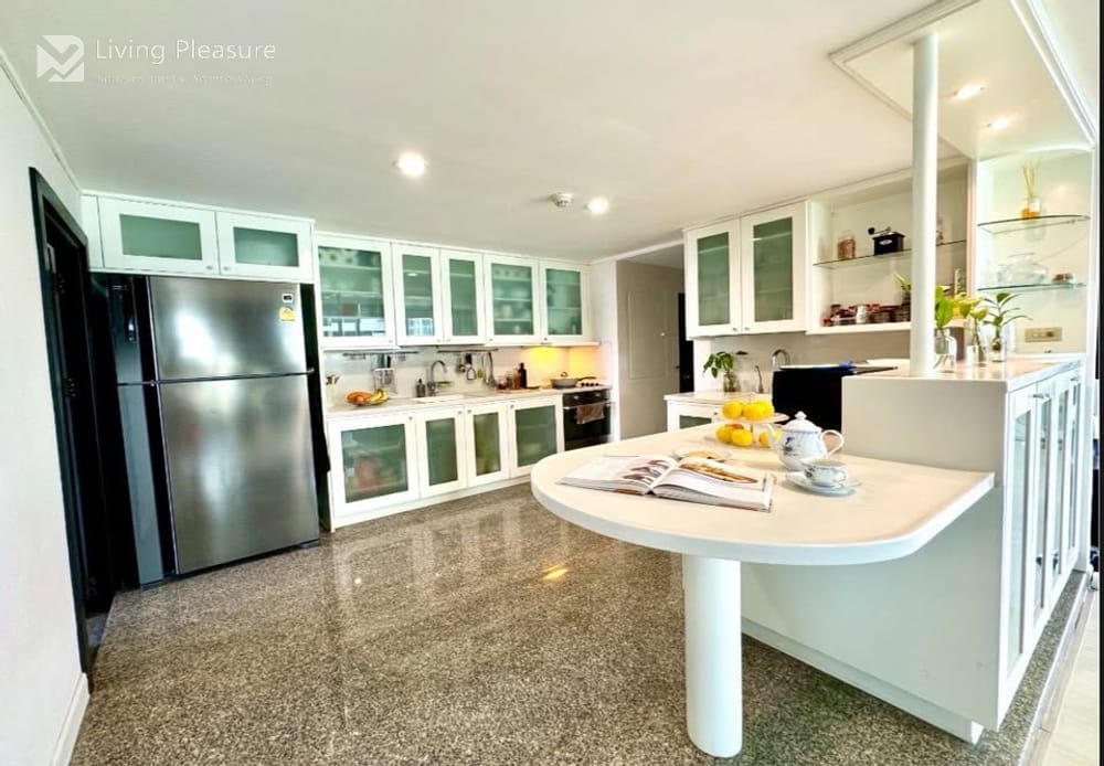 Spacious 3-Bedroom Penthouse for Rent at Supalai Place Sukhumvit 39 with City View 10